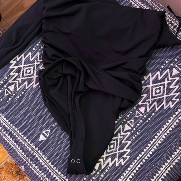 NWT ABERCROMBIE Black Crepe One Shoulder One Sleeve Bodysuit size Small - Picture 14 of 14